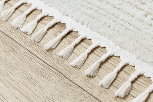 Biely shaggy koberec so strapcami Villa AC53B/ľubovoľné pásiky