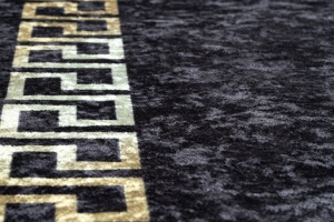Čierno-zlatý koberec vhodný na pranie v práčke MIRO